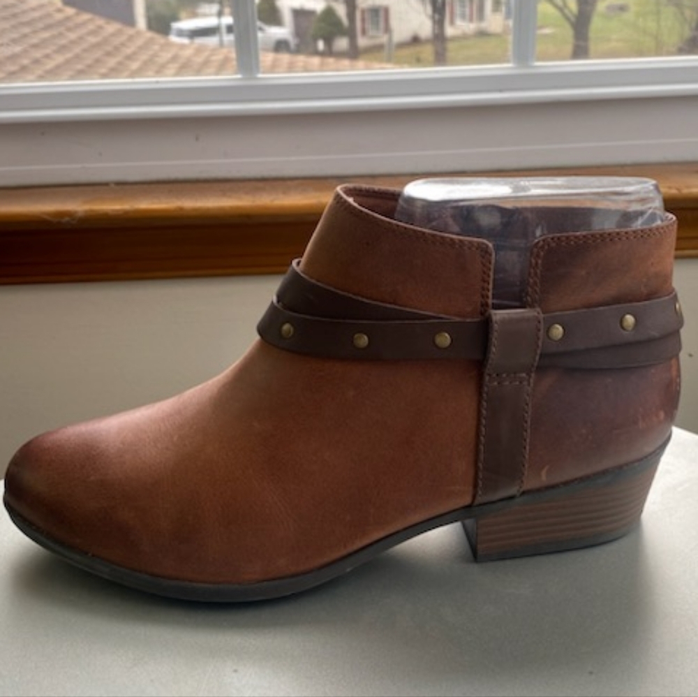 Clarks leather booty women size 11